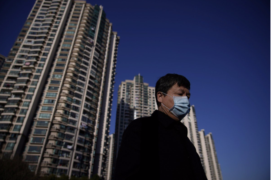 Một người đeo khẩu trang trên đường phố Thượng Hảiảnh: Reuters