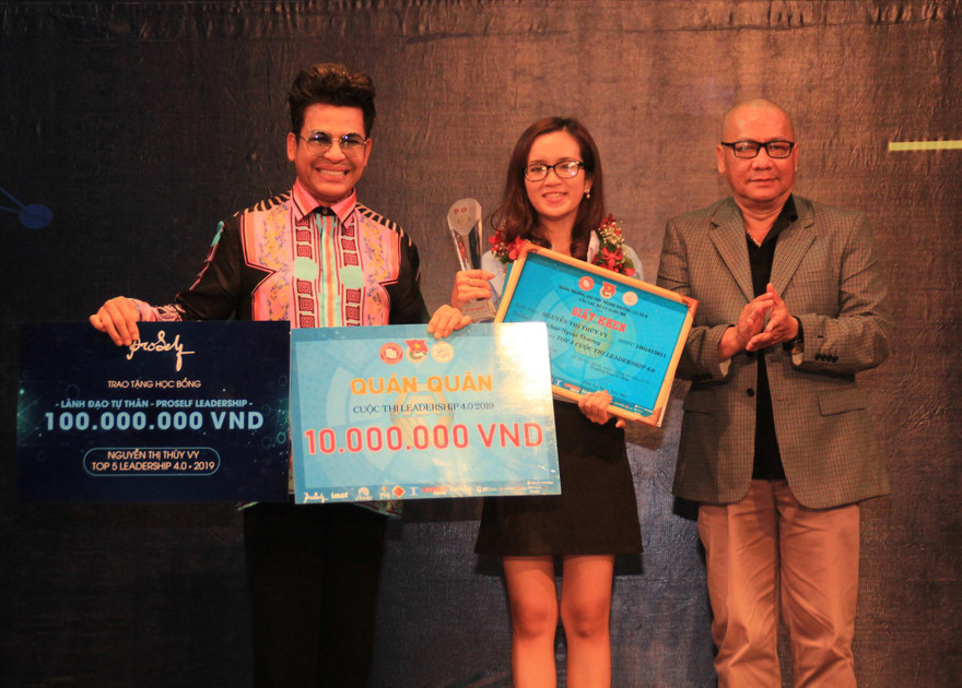 Giám khảo MC Thanh Bạch và TS. Dương Ngọc Dũng trao giải quán quân cho Thùy Vy Ảnh: NGÔ TÙNG