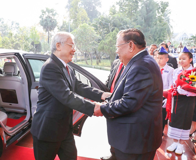 Tổng Bí thư, Chủ tịch nước Lào Bounnhang Vorachith đón Tổng Bí thư, Chủ tịch nước Nguyễn Phú Trọng Ảnh: TTXVN