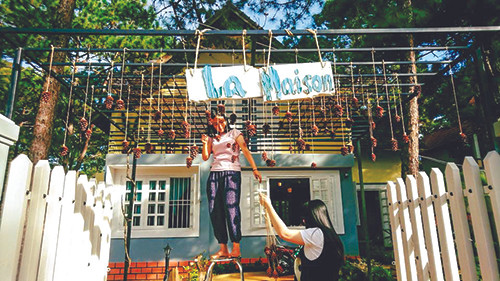 Phụng và Duyên tự trang trí homestay của họ