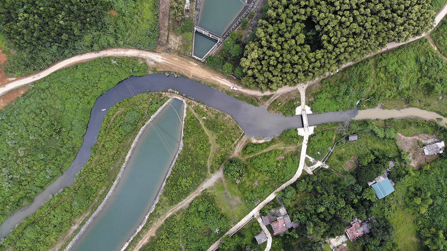 Nguồn nước cấp cho nhà máy bị nhiễm dầu. Ảnh: Mạnh Thắng