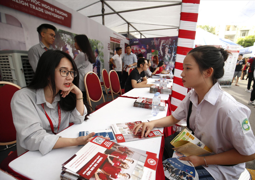 Hơn 850.000 thí sinh cả nước đã biết điểm thi tốt nghiệp THPT 2020. So với năm ngoái, điểm thi năm nay cao vượt trội Ảnh: Như Ý 