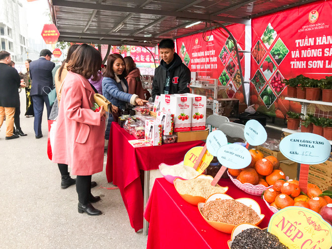 Hàng hóa phục vụ nhu cầu Tết tăng từng ngày Ảnh: PV