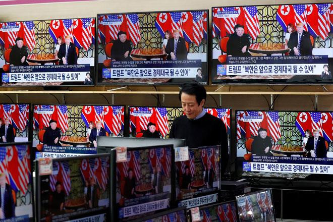 Truyền hình Hàn Quốc tường thuật về hội nghị thượng đỉnh Hà Nội Ảnh: EPA 