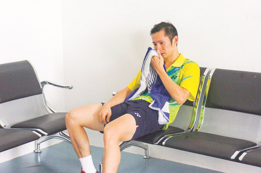 Tiến Minh chịu trận sau thất bại đau đớn ở bán kết đơn nam cầu lông SEA Games 2013 mà không có lãnh đạo nào của ngành TDTT động viên, chia sẻ ảnh: VSI