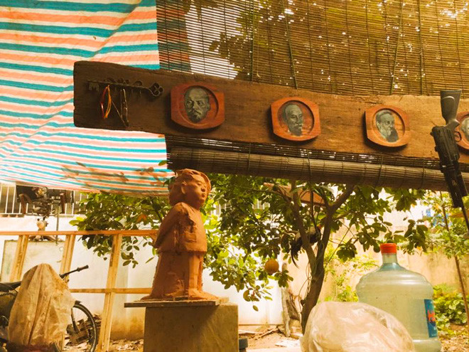 Họa sĩ Nguyễn Văn Hổ tạo khuôn đúc bằng đất sét để làm tượng 