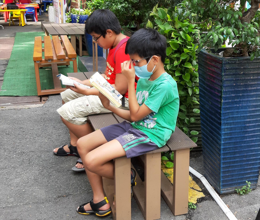 Các em thiếu nhi tại Đường sách Nguyễn Văn Bình (TPHCM) 