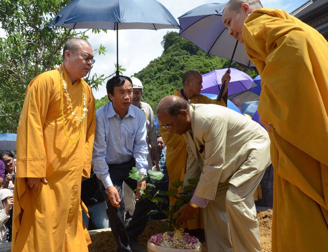 Trồng cây bồ đề ở chùa Tam Chúc