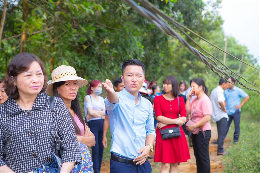 Bùi Đức Tuyển hướng dẫn du khách tham quan trang trại của HTX