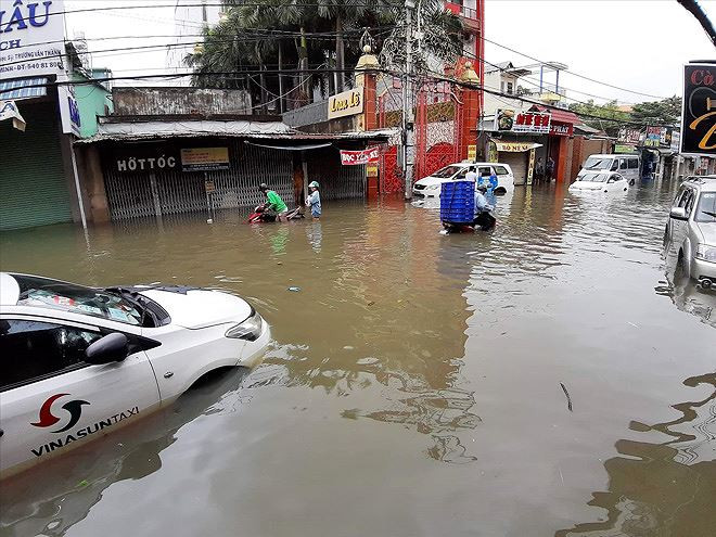 Ô tô các loại chết máy nằm la liệt trên đường phố TPHCM bị ngập nặng sau bão số 9