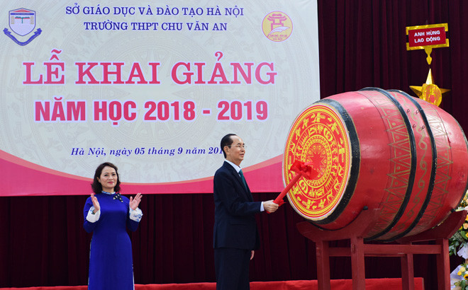 Chủ tịch nước Trần Ðại Quang đánh trống khai giảng năm học mới tại Trường THPT Chu Văn An (Hà Nội). Ảnh: Như Ý.