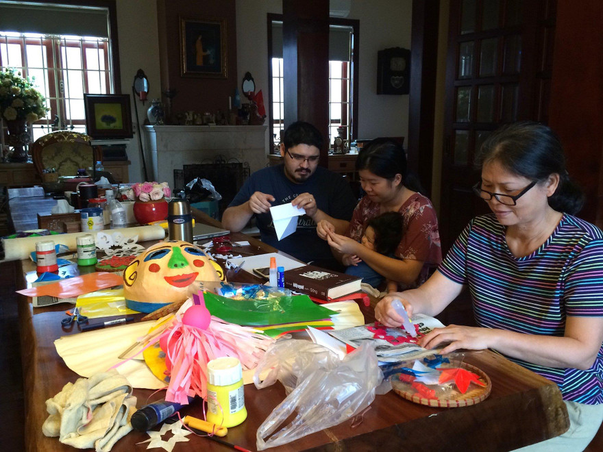 Cảnh làm đèn trung thu ở gia đình nhà văn Nguyễn Quang Thiều 