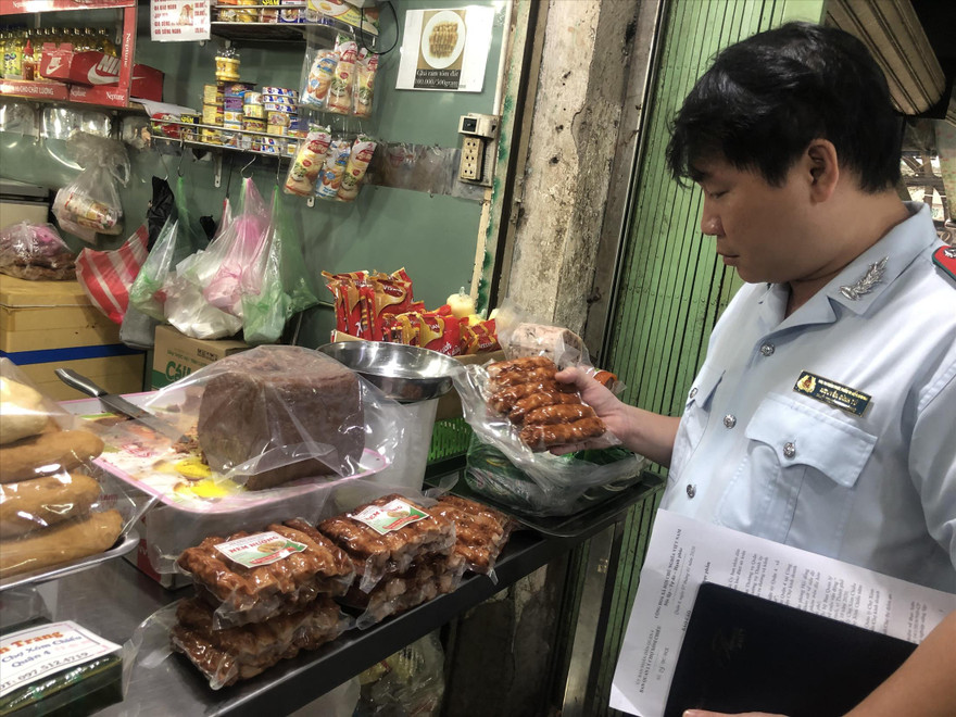 Nhiều sản phẩm bán dịp Tết nhãn mác bên ngoài sản phẩm thông tin rất sơ sài 