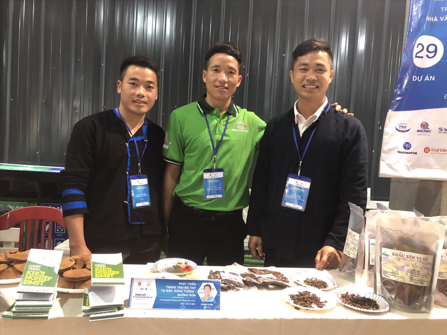 Những chàng trai thôn bản với hoài bão khởi nghiệp làm giàu trên quê hương (từ trái qua: Vù A Và, Giàng A Dạy, La Văn Quý) Ảnh: U.P 