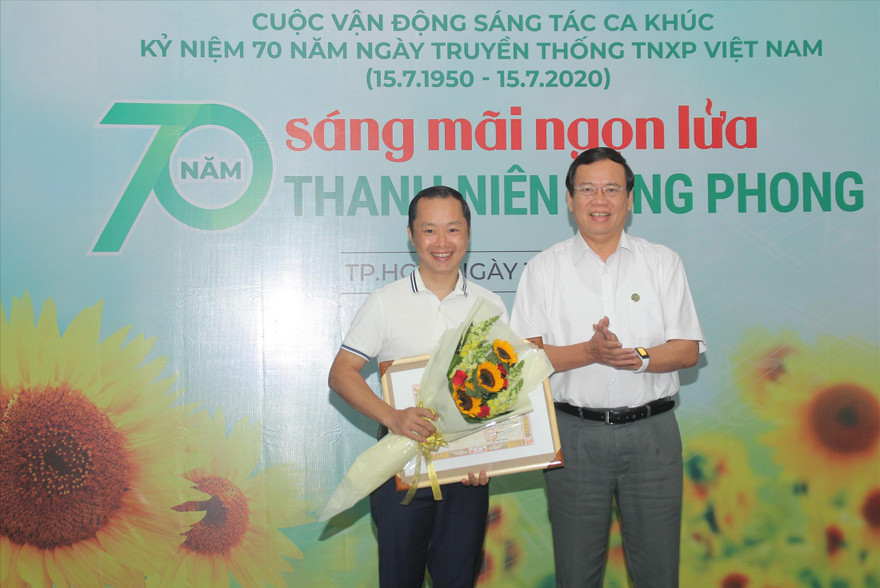 Chủ tịch Hội Cựu TNXP Việt Nam Vũ Trọng Kim trao giải Nhất cho tác giả An Hiếu Ảnh: NGÔ TÙNG