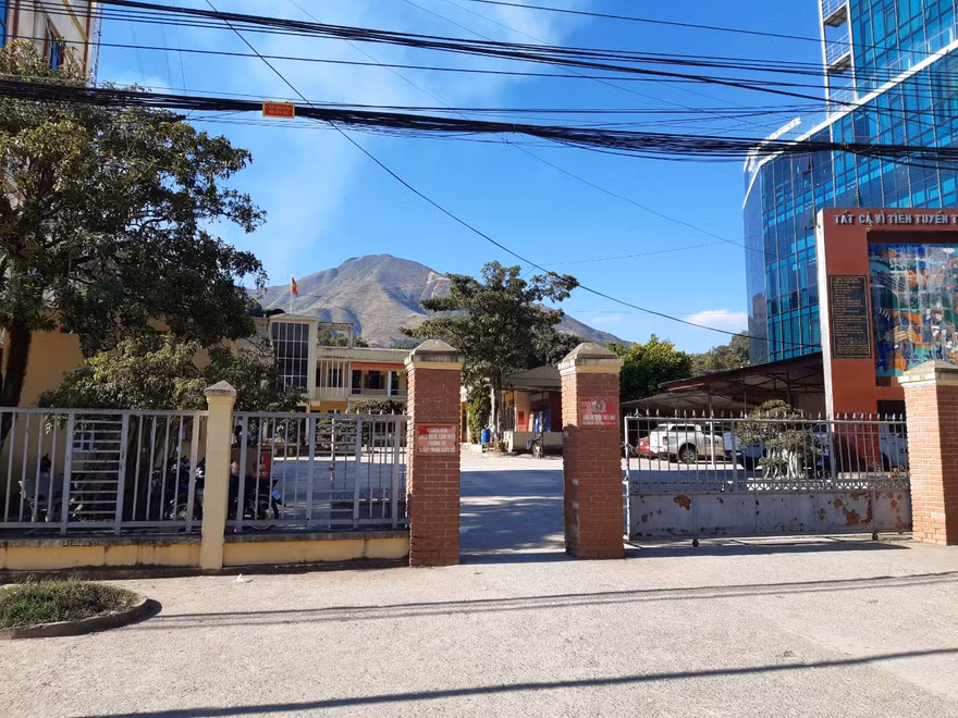 Trụ sở Công an huyện Tuần Giáo ( Điện Biên), nơi xảy ra vụ tố hợp thức gỗ lậu Ảnh: Ngân Hà