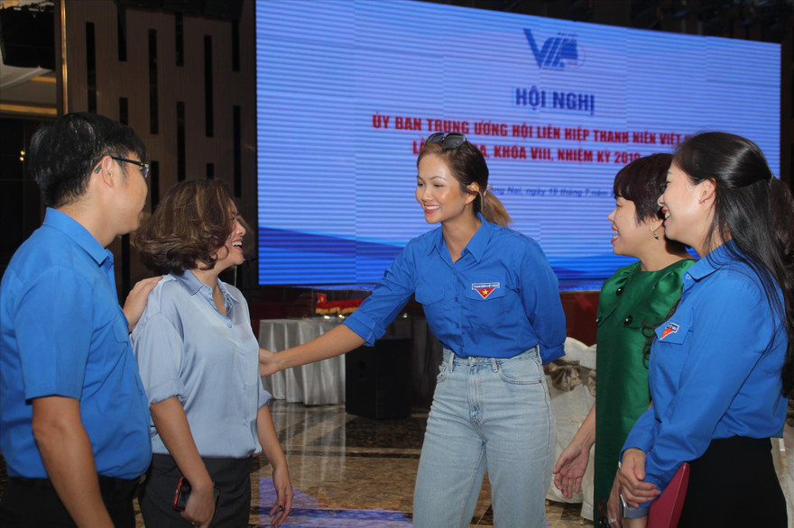 Các đại biểu trao đổi ý kiến bên lề hội nghị 