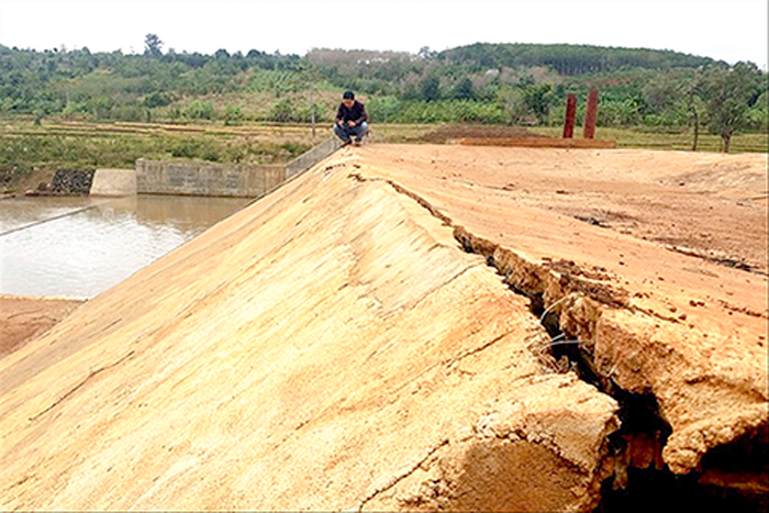 Những vết nứt dài xuất hiện trên công trình thủy lợi Nút Riêng