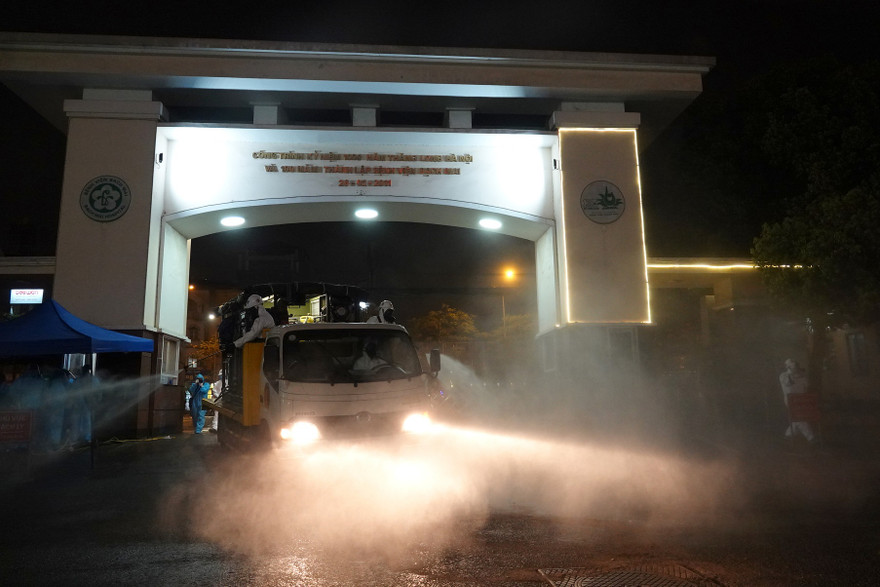 18 giờ 50 ngày 28/3, công tác khử trùng, tiêu độc tại BV Bạch Mai bắt đầu Ảnh: Nguyễn Minh