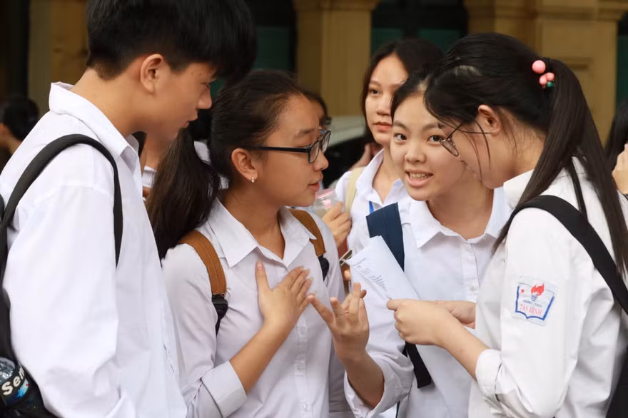 Học sinh Hà Nội năm nay gặp khó với những quy định mới trong tuyển sinh 