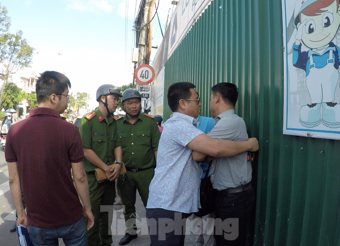 Công an TP Nha Trang có mặt tại hiện trường vụ việc nhân viên nhà thầu Công ty Long Giang (bên phải ảnh) không cho chủ đầu tư là Công ty K-Homes mở vít vào kiểm tra công trường dự án. Ảnh chụp lại từ clip do Công ty K-Homes cung cấp.