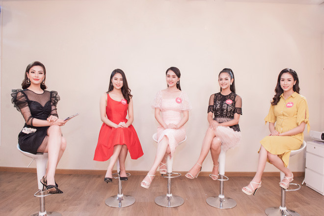 Các buổi livestream trực tiếp theo chủ đề để chấm giải Người đẹp truyền thông. Ảnh: Hồng Vĩnh.