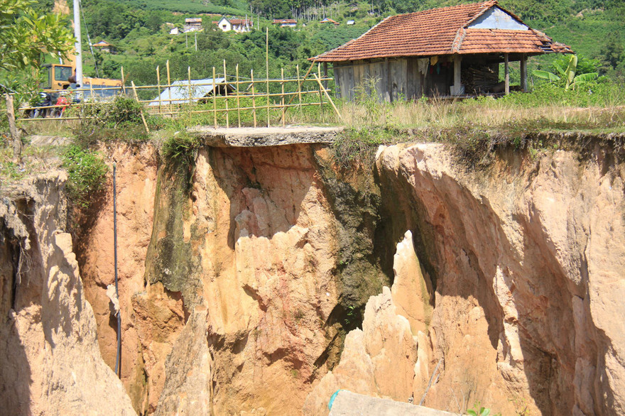 “Hố tử thần” do sạt lở đe dọa khu TĐC Nước Vương