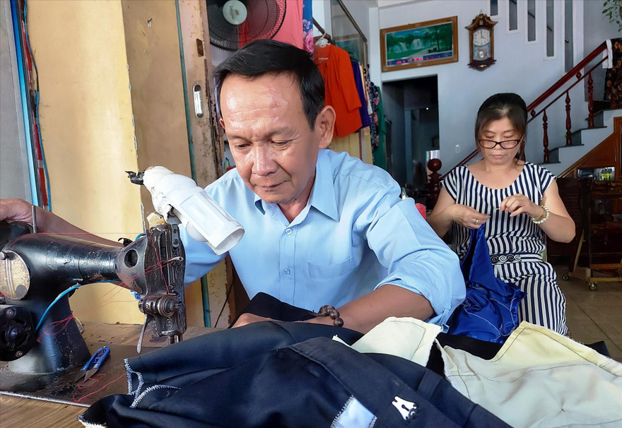 Vợ chồng anh Dương, chị Mai cần mẫn với công việc của mình 