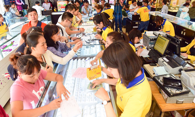 Người dân mua vàng may mắn trưa ngày 14/2 tại TPHCM