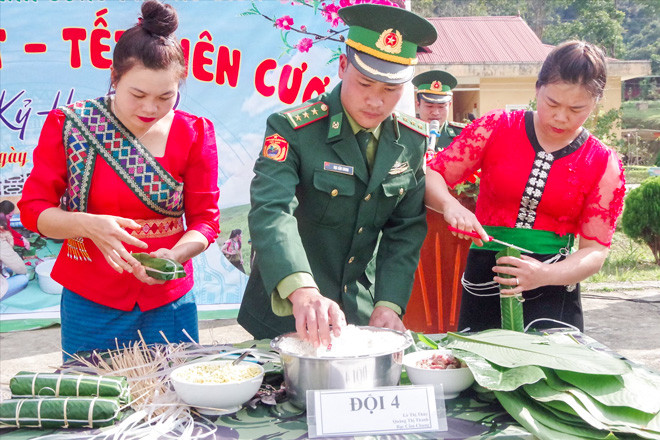 Hội viên Hội Phụ nữ tỉnh Sơn La và cán bộ Đồn Biên phòng Mường Lạn gói bánh chưng tặng người nghèo trên địa bàn ẢNH: BĐBP