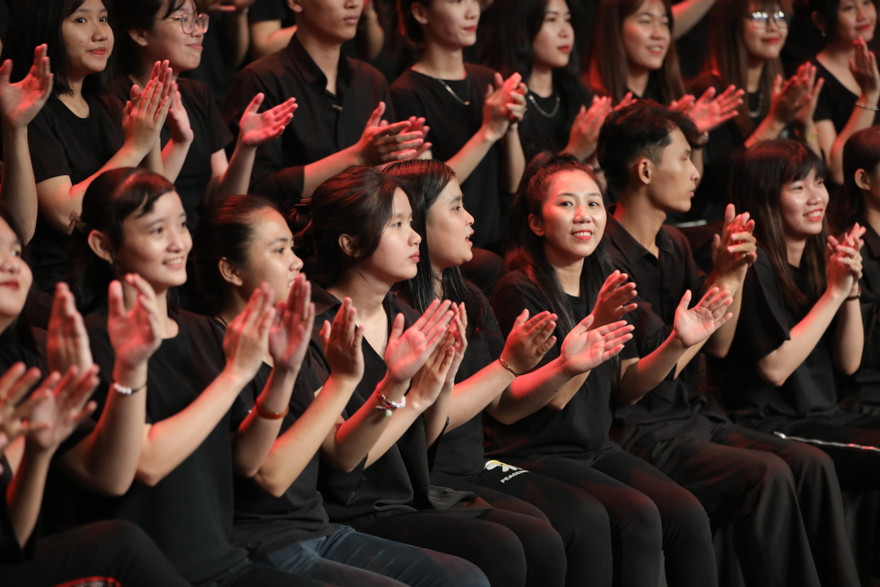 Vỗ tay, cổ động thuê luôn có sức hút với các bạn trẻ khi chọn việc làm thêm Ảnh: U.P