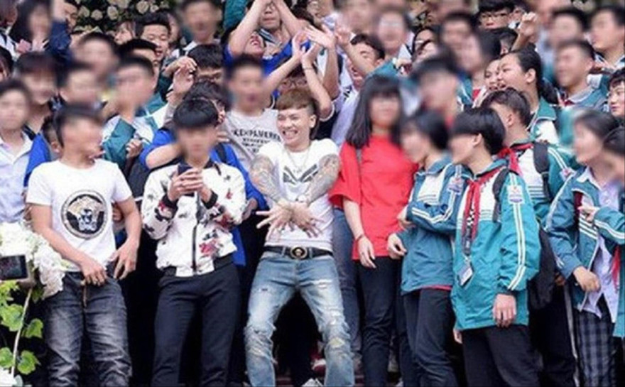 “Giang hồ mạng” Khá Bảnh được một bộ phận giới trẻ xem như “thần tượng” (ảnh lớn); Hành động chơi ngông đốt xe của Khá Bảnh thể hiện “nói là làm” (ảnh nhỏ) Ảnh: FC