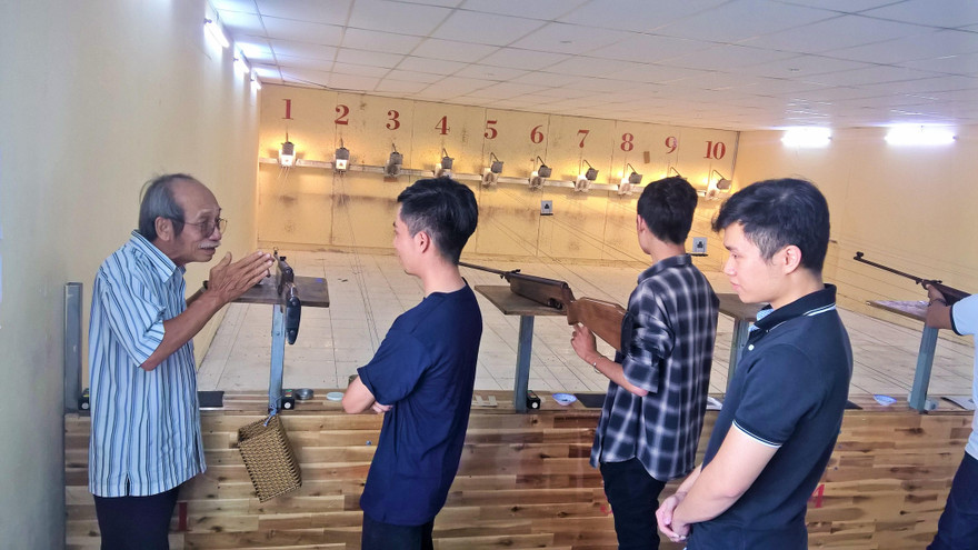 Cựu chiến binh chiến trường Vị Xuyên Lê Vũ Hải truyền kinh nghiệm cho các bạn trẻ Ảnh: TRẦN NGUYÊN ANH 