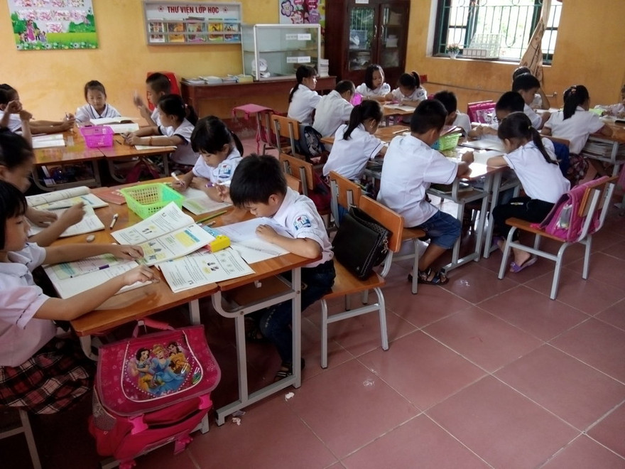 Theo thông tư 32, tất cả các môn học bắt buộc phải có SGK. Ảnh: Hồng Vĩnh