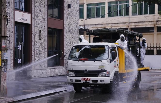 Bộ đội Hóa học phun khử khuẩn khu Trúc Bạch - Ảnh: TTXVN 