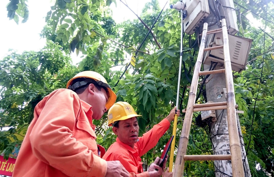 Tiền điện tháng 4 tăng “sốc” so với tháng trước khiến nhiều người dân bức xúc Ảnh: Minh Châu