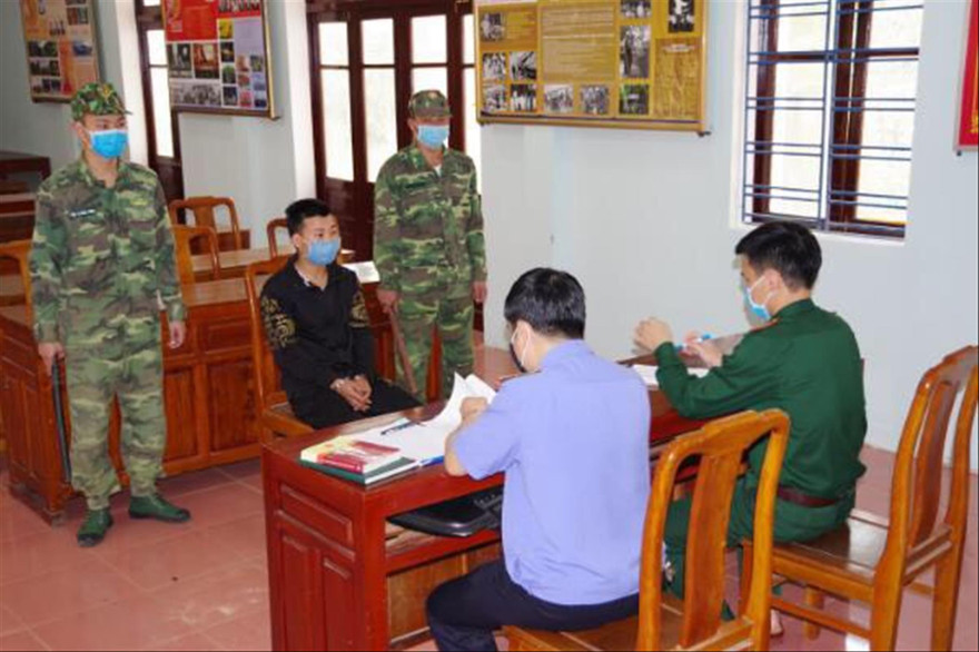 Biên phòng Lạng Sơn bắt giữ đối tượng đưa người qua biên giới trái phép Ảnh: Duy Chiến