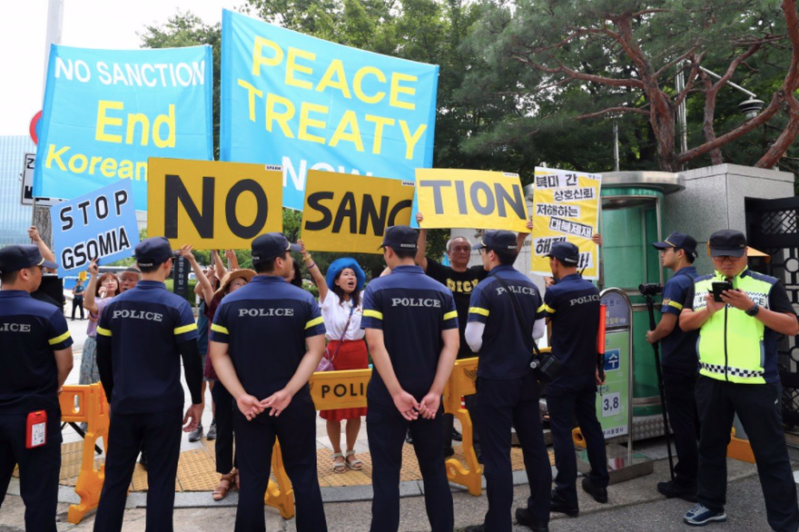 Người biểu tình ở Seoul ngày 17/12 kêu gọi Mỹ dỡ bỏ các biện pháp trừng phạt Triều Tiên Ảnh: EPA