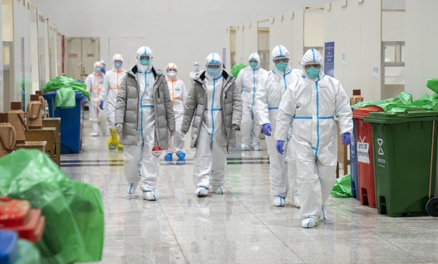 Các y bác sĩ tại một bệnh viện dã chiến được dựng lên tại trung tâm triển lãm ở Vũ Hán ảnh: Xinhua