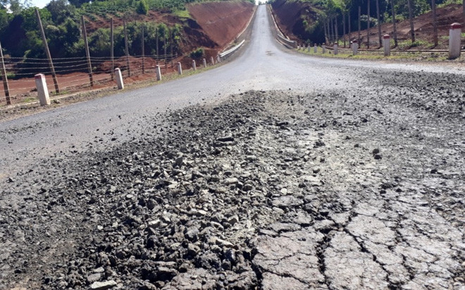 Mặt đường 95 tỷ tại Gia Lai bị bong tróc, lớp nhựa mặt đường không kết dính, vỡ vụn như cát