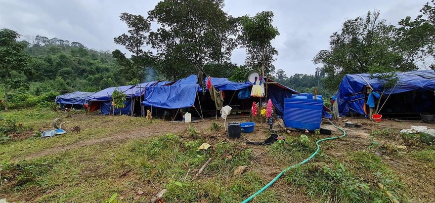 Một góc khu tá túc của người dân bản Sắt