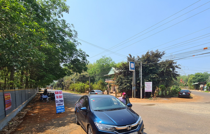 Quanh khu vực quy hoạch sân bay Hớn Quản chỉ còn vài người ngồi đường bán đất Ảnh: Hương Chi