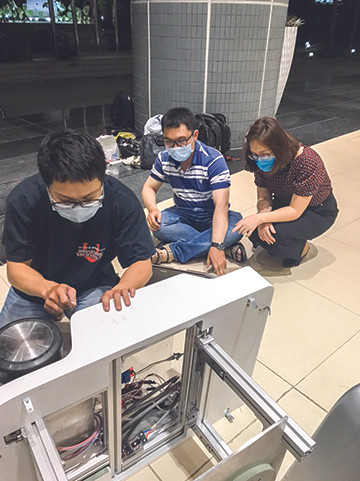 TS. Dương Thị Thùy Vân cùng các thành viên nhóm nghiên cứu đang hoàn thiện sản phẩm