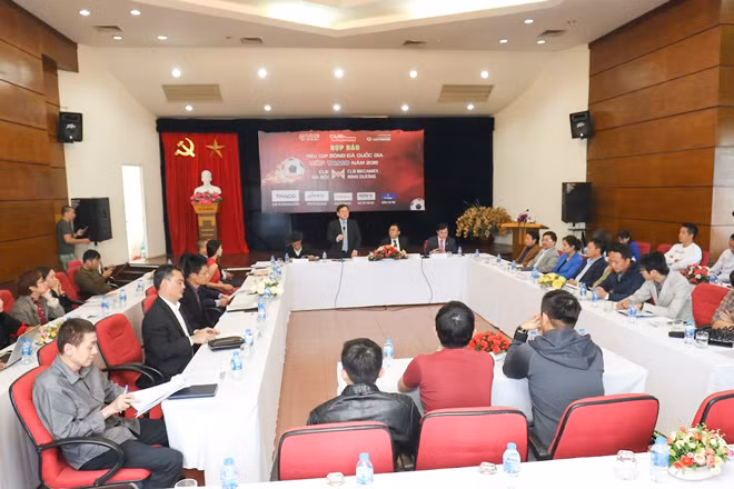 Siêu cúp bóng đá Quốc gia-Cúp THACO 2018 thu hút sự chú ý của người hâm mộ khi có sự góp mặt của 13 tuyển thủ quốc gia trong thành phần 2 CLB Hà Nội và Becamex Bình Dương ảnh: NHƯ Ý 