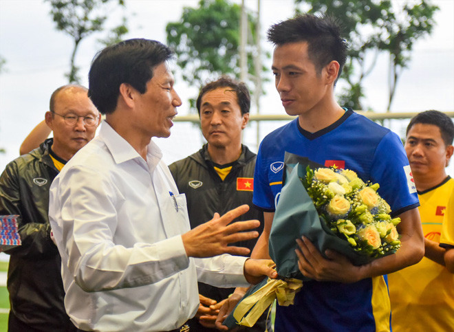 Bộ trưởng Nguyễn Ngọc Thiện (trái) mong muốn ứng viên Chủ tịch VFF, Thứ trưởng Lê Khánh Hải sẽ có đề cương tranh cử, và là hạt nhân xây dựng bộ máy VFF vững mạnh ảnh: VSI 