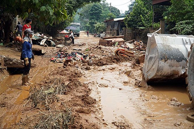 Bùn thải tràn vào khu vực dân cư