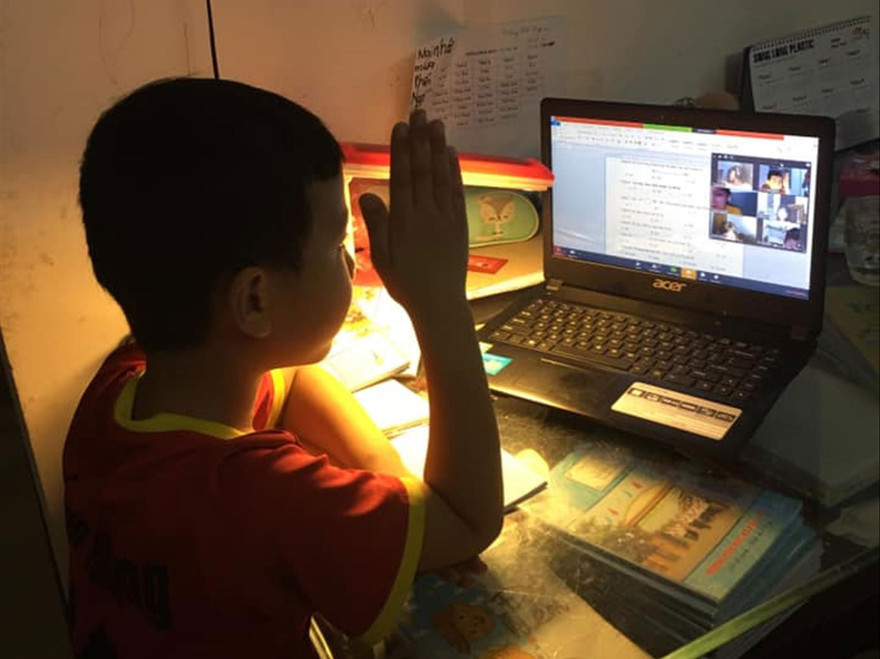 Nhiều phụ huynh cho rằng, học sinh tiểu học học trực tuyến, học qua truyền hình chưa thực sự hiệu quả 