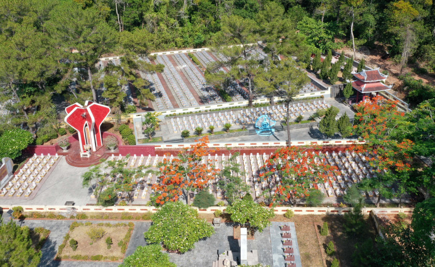 Nghĩa trang LSQG Trường Sơn ẢNH: HỒ CẦU