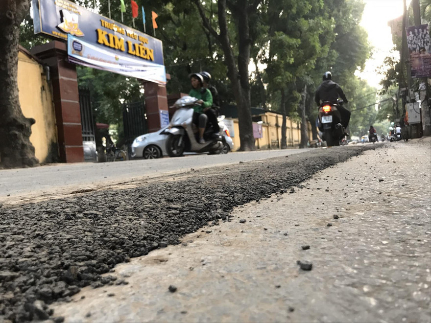 Mặt đường phố Hoàng Tích Trí (Hà Nội) sau khi được đào lên và hoàn trả nham nhở