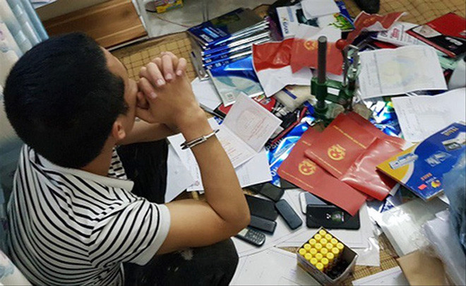 Đối tượng và tang vật một vụ sản xuất chứng chỉ, văn bằng giả do Cơ quan ANĐT - Bộ Công an triệt phá